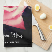 ピンクのバラの花あなたを愛するママ写真スクリプト キッチンタオル (四つ折り)