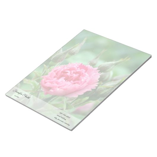 ピンクのバラの花と緑離れの花。 ノートパッド (アングル)