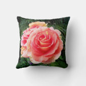ピンクのバラの花のクローズアップ写真はっきりしたモダンシンプル クッション (裏面)