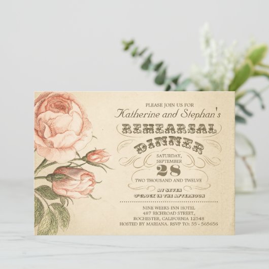 ピンクのバラの花のヴィンテージのシックなリハーサルの夕食 招待状 (スタンド正面)