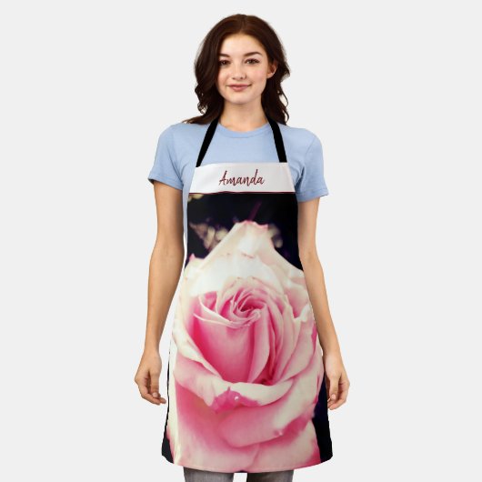 ピンクのバラの花の写真おばあちゃん最高ののスクリプト エプロン (着用した状態)