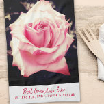 ピンクのバラの花の写真おばあちゃん最高ののスクリプト キッチンタオル<br><div class="desc">ピンクのバラの花の写真おばあちゃん最高のの台所用タオルのスクリプト。ピンクのバラの花、暗い背景の花の写真。フラワーフォトプリント。文字はトレンディースクリプト内。名前を追加する</div>