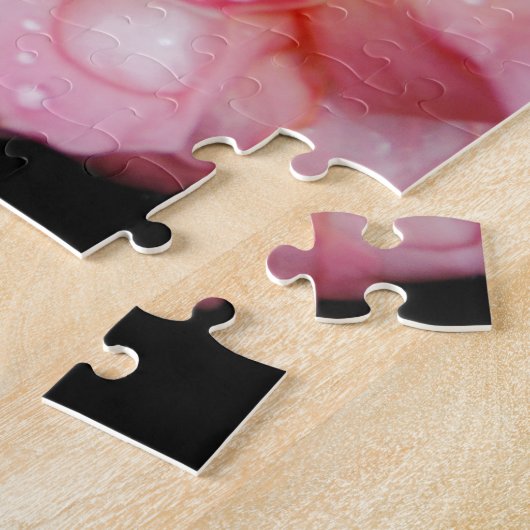 ピンクのバラの花の写真の雨滴 ジグソーパズル (側面)