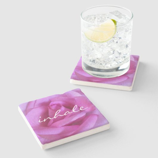 ピンクのバラの花の写真Inhaleスクリプトモダンはっきりした ストーンコースター (横)