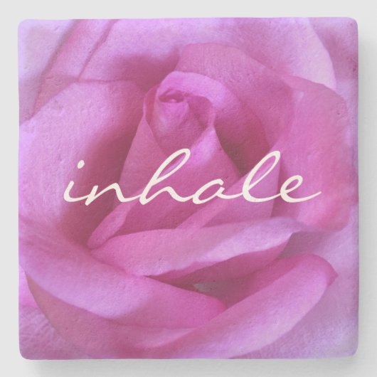 ピンクのバラの花の写真Inhaleスクリプトモダンはっきりした ストーンコースター (正面)