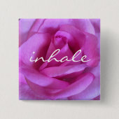 ピンクのバラの花の写真Inhaleスクリプトモダンはっきりした 缶バッジ (正面)