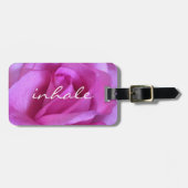 ピンクのバラの花の写真Inhaleスクリプト美 ラゲッジタグ (正面横)