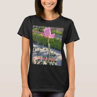 ピンクのバラの花の女性用Tシャツ 平和に咲く Tシャツ