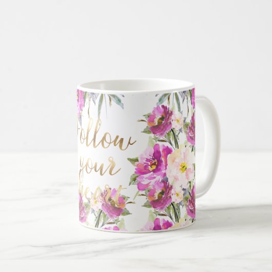 ピンクのバラの花の金ゴールドはあなたのハートを後を追います コーヒーマグカップ (正面右)