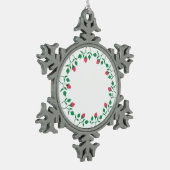 ピンクのバラの花を持つフローラの丸い枠 スノーフレークピューターオーナメント (左)