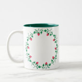 ピンクのバラの花を持つフローラの丸い枠 ツートーンマグカップ (左)