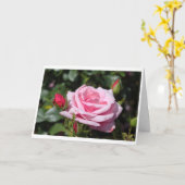 ピンクのバラの花ハッピーバースデー。愛、ガールフレンド カード (黄色い花)