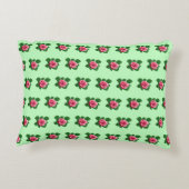 ピンクのバラの花ライトグリーンのシームレスなパターン アクセントクッション (裏面)