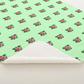 ピンクのバラの花ライトグリーンのシームレスなパターン シェルパブランケット (3/4)