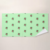 ピンクのバラの花ライトグリーンのシームレスなパターン バスタオル (バスタオル)