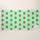 ピンクのバラの花ライトグリーンのシームレスなパターン ビーチタオル (正面)