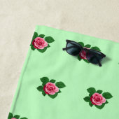 ピンクのバラの花ライトグリーンのシームレスなパターン ビーチタオル (インサイチュ)