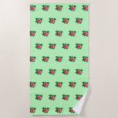 ピンクのバラの花ライトグリーンのシームレスなパターン ビーチタオル (正面)