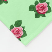 ピンクのバラの花ライトグリーンのシームレスなパターン フリースブランケット (角)