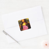 ピンクのバラの花束を持つモナリサ スクエアシール (封筒)