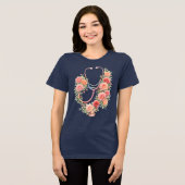 ピンクのバラの花柄聴診器デザインTシャツ トライブレンドTシャツ (正面全面)