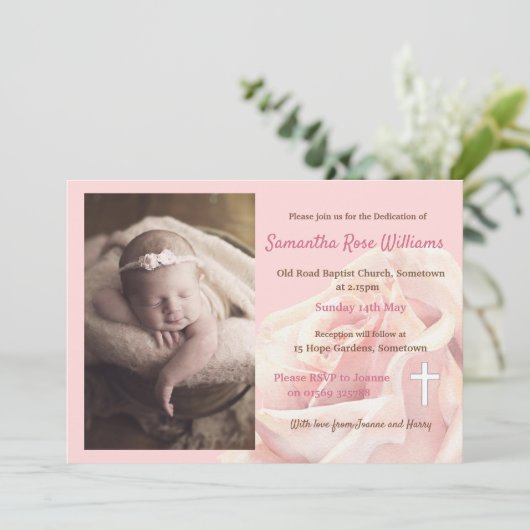 ピンクのバラの赤ちゃん女の子の写真の献身 招待状 (スタンド正面)