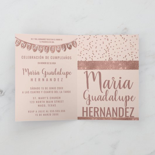 ピンクのバラの金ゴールドのグリッターの旗Español Quinceañera 招待状 (内部)