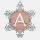 ピンクのバラの金ゴールドのグリッター及び輝きのモノグラム スノーフレークピューターオーナメント (正面)