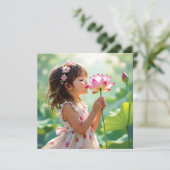 ピンクのバラの香りを嗅ぐかわいい少女 (スタンド正面)