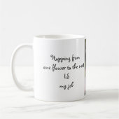 ピンクのバラの"ホッピング"のマグ2の小さい緑カエル コーヒーマグカップ (左)