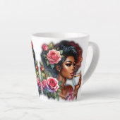 ピンクのバラを飲む女性 カフェラテマグ (右アングル)