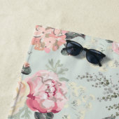 ピンクのバラ園の花模様 ビーチタオル (インサイチュ)