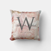 ピンクのバラ牡丹スクリプトモノグラム結婚の形見 クッション (正面)