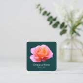 ピンクのバラ – 濃い緑 スクエア名刺 (スタンド正面)