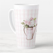 ピンクのバラ 白い花のじょうろ カフェラテマグ (左アングル)