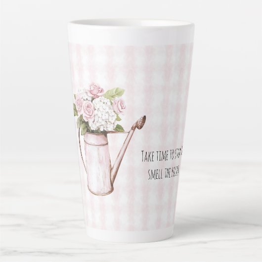 ピンクのバラ 白い花のじょうろ カフェラテマグ (正面)