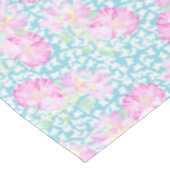 ピンクのバラ、青いテーブルクロスの白い蝶 テーブルクロス (アングル)