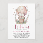 ピンクのバルーンバタフライそれは双子の女の子の赤ちゃんシャワー インビテーションポストカード (正面)