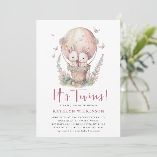 ピンクのバルーンバタフライそれは双子の女の子の赤ちゃんシャワー 招待状 (スタンド正面)