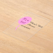 ピンクのバルーン女の子の赤ちゃんシャワー追加の名前の日付 アクリル招待状 (レイダウン)