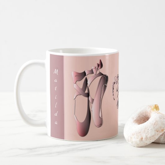 ピンクのバレエつま先のモノグラム付き靴 コーヒーマグカップ (ドーナツ)