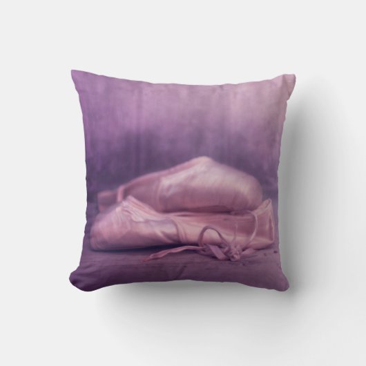 ピンクのバレリーナのバレエシューズ クッション (正面)