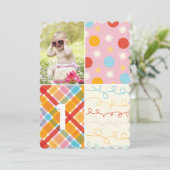 ピンクのパッチワークドットパターン女の子の写真1st誕生日 招待状 (スタンド正面)