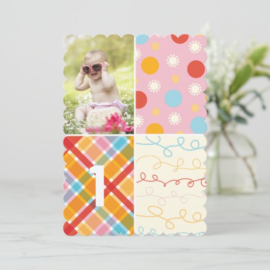 ピンクのパッチワークドットパターン女の子の写真1st誕生日 招待状 (スタンド正面)