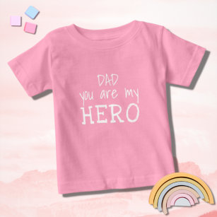 ピンクのパパあなたは私のヒーローの手を引いたタイポグラフィ ベビーTシャツ