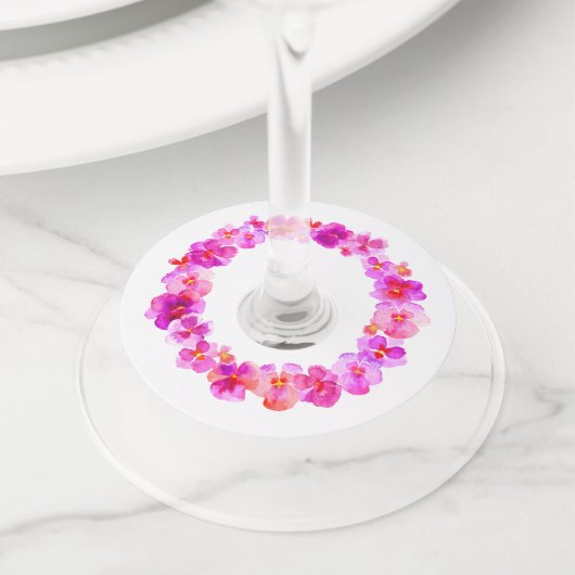 ピンクのパンジーの水の色のアートの花結婚のイベント ワイングラスタグ (クローズアップ)