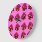 ピンクのパンジー オン ピンク ラージ壁時計 (傾斜)