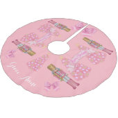 ピンクのパーソナライズされたくるみ割りクリスマスツリースカート ブラッシュドポリエステルツリースカート (アングル)