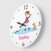 ピンクのパーソナライズされたホッケーガールマンガールルームデコール ラージ壁時計 (傾斜)