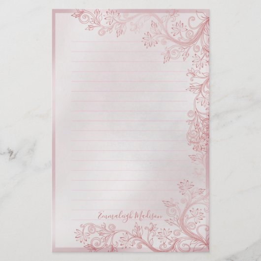 ピンクのパーソナライズされた装飾品が並んだ 便箋 (正面)